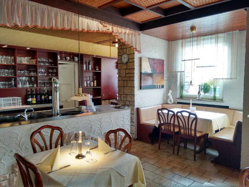 Hauptraum mit Tresen